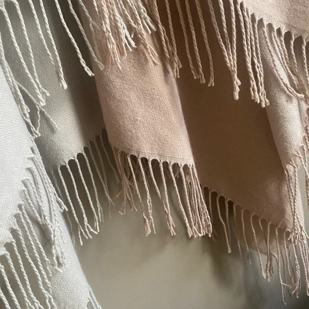 SOUA&KYI, Absolutely Gorgeous Poncho Cape! The Material is Beautiful ๐ป๐ป๐ป๐ป๐ป - Picture 4 of 11